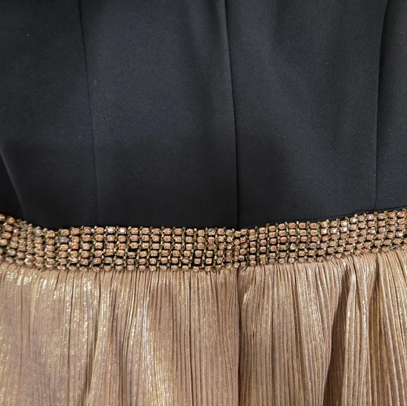 Mac Duggal 26541 One Shoulder Layered Metallic Ruffle Gown in Black/Gold Size 12 - Picture 6 of 10